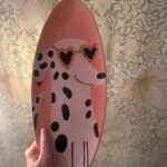 Handgeschilderd keramiek bord met hondje – workshop resultaat bij Kerasjiek Eindhoven