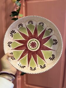 Beschilderde keramiek schotel met bloemenpatroon gemaakt bij Kerasjiek